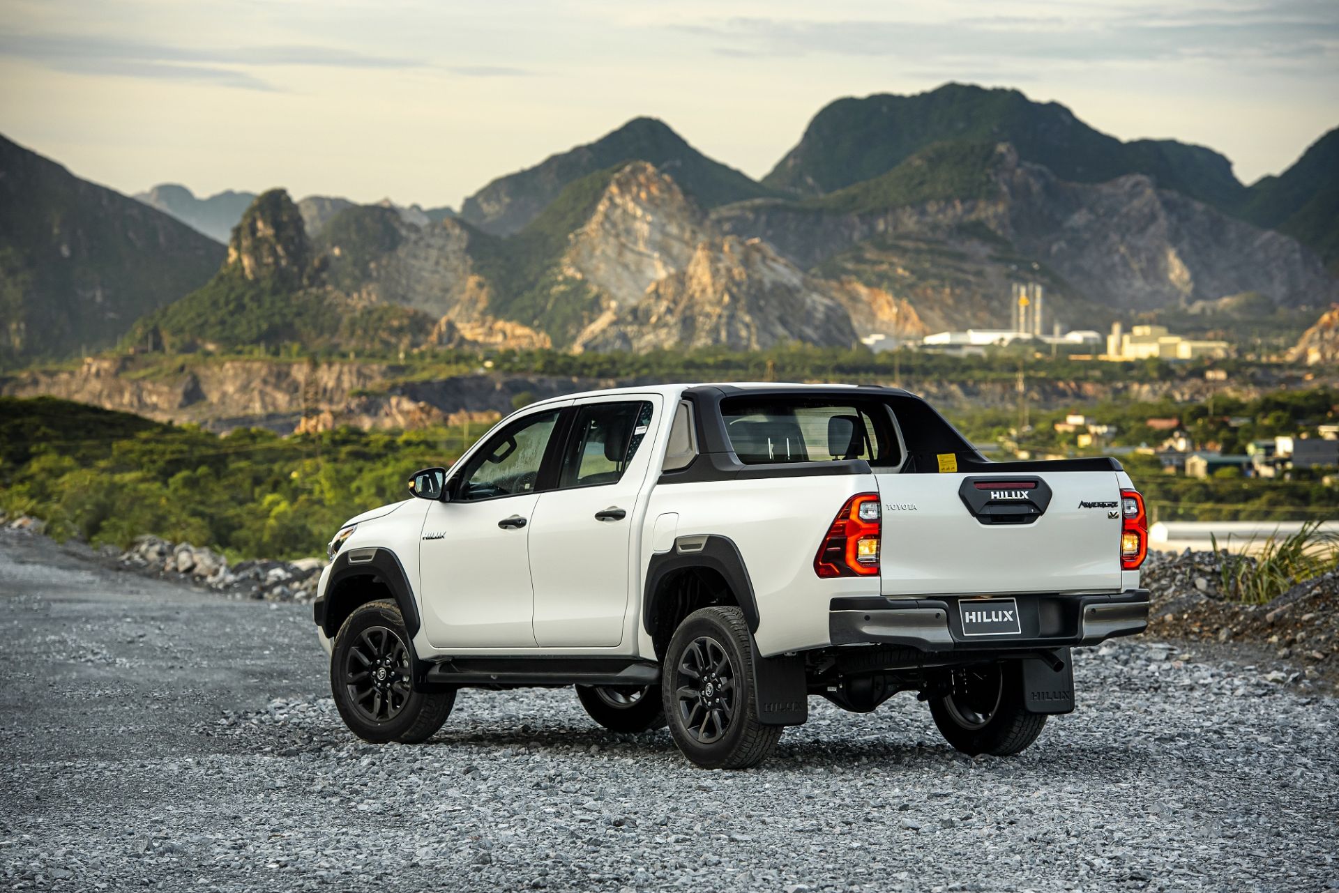 Gia lan banh Toyota Hilux 2020 moi nhat tai Viet Nam